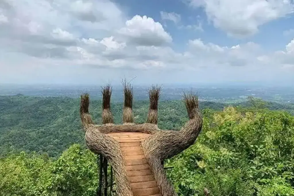 Hutan pinus Pengger Jogja salah satu destinasi wisata yang sedang hits.