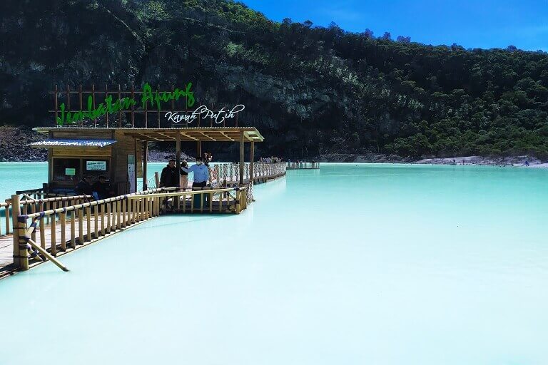 Paket tour Bandung mengunjungi Kawah Putih di Ciwidey Bandung