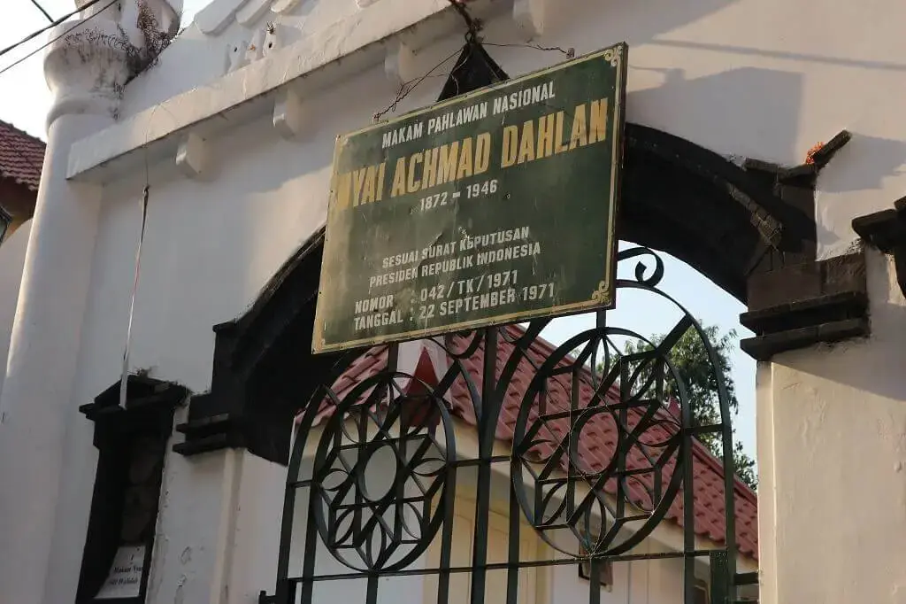 Makam Nyai Achmad Dahlan terletak di kampung Kauman Yogyakarta daerah tempat lahirnya Muhammadiyah.
