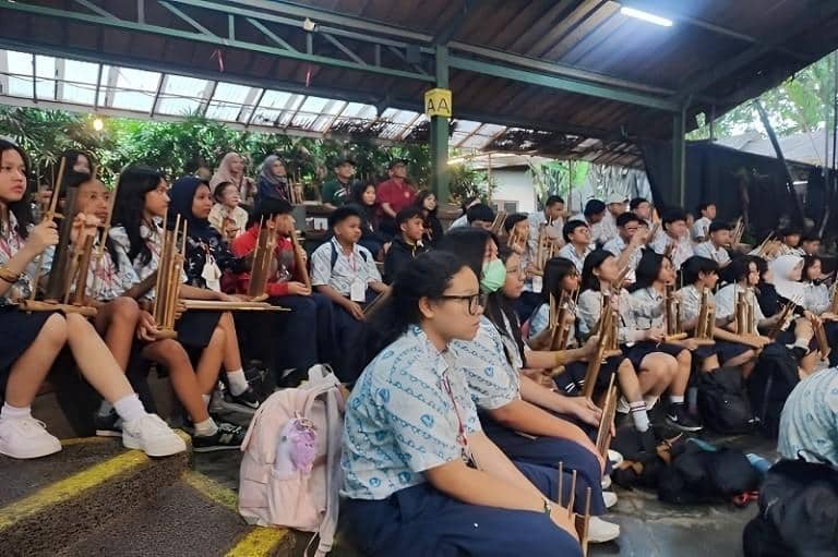 Atraksi bermain angklung bersama di Saung Udjo Bandung Jawa Barat.