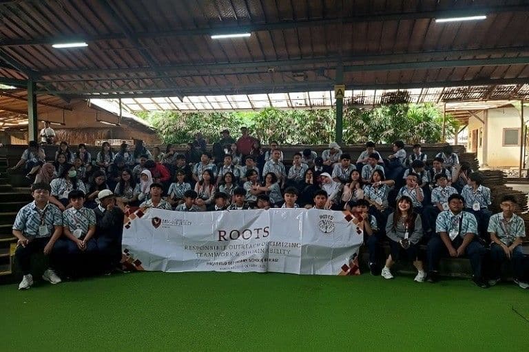 SMP Highfield Bekasi ke Saung Angklung Udjo puas dengan atraksi yang ditampilkan.