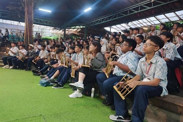 Salah satu lokasi Study Tour di Bandung yang direkomendasikan adalah Saung Angklung Udjo.
