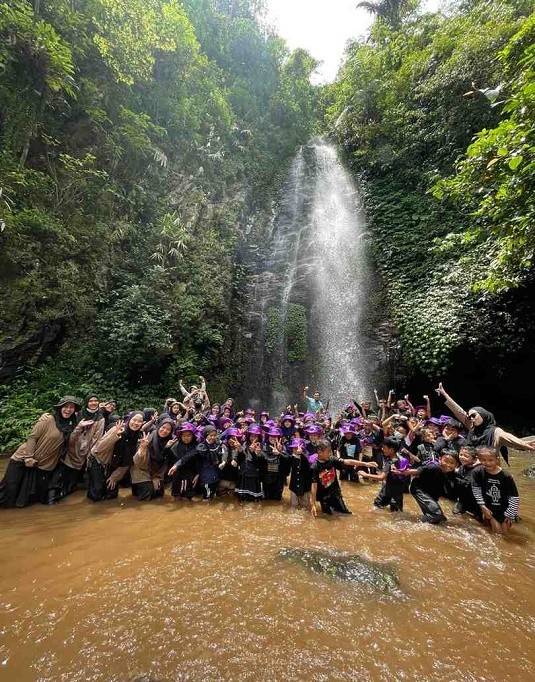 Paket outbound dengan live in di kampung wisata Parakanceuri.