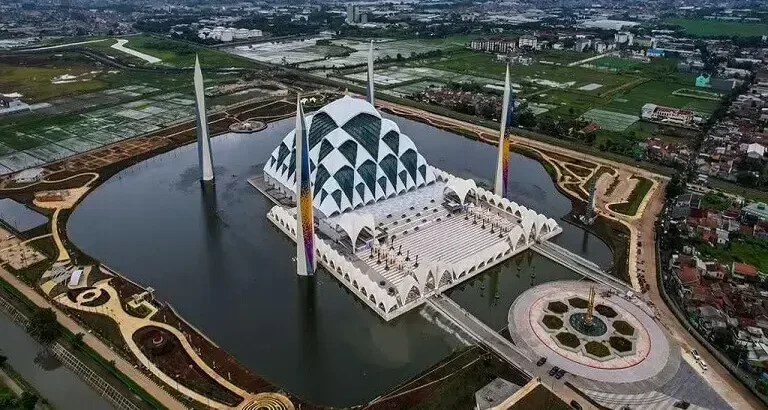 Study tour ke Bandung dengan mengunjungi masjid Al Jabbar.