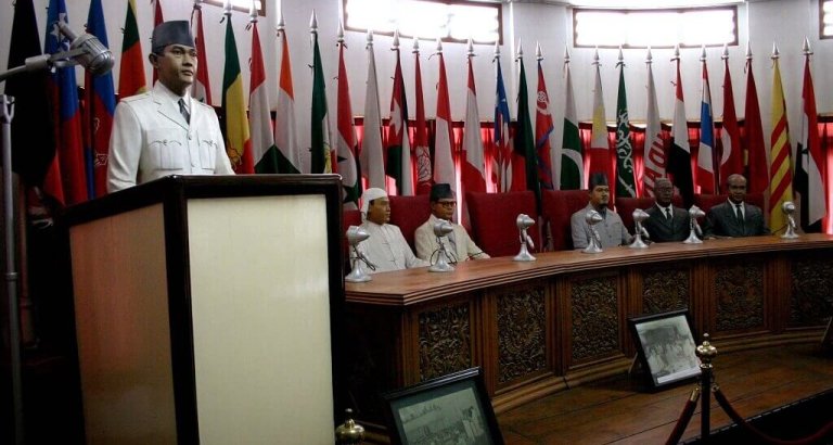 Museum konferensi Asia Afrika terletak di kota Bandung.