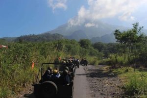 Paket wisata Jogja 2 hari 1 malam dengan Offroad Jeep Adventure sebagai penutup acara.