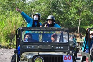 Salah satu paket study tour ke Bandung dan Jogja mengeksplor Merapi Lava Tour.