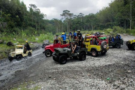 Paket study tour Jogja menguji adrenalin dengan Jeep Offroad Anventure Merapi Lava Tour.